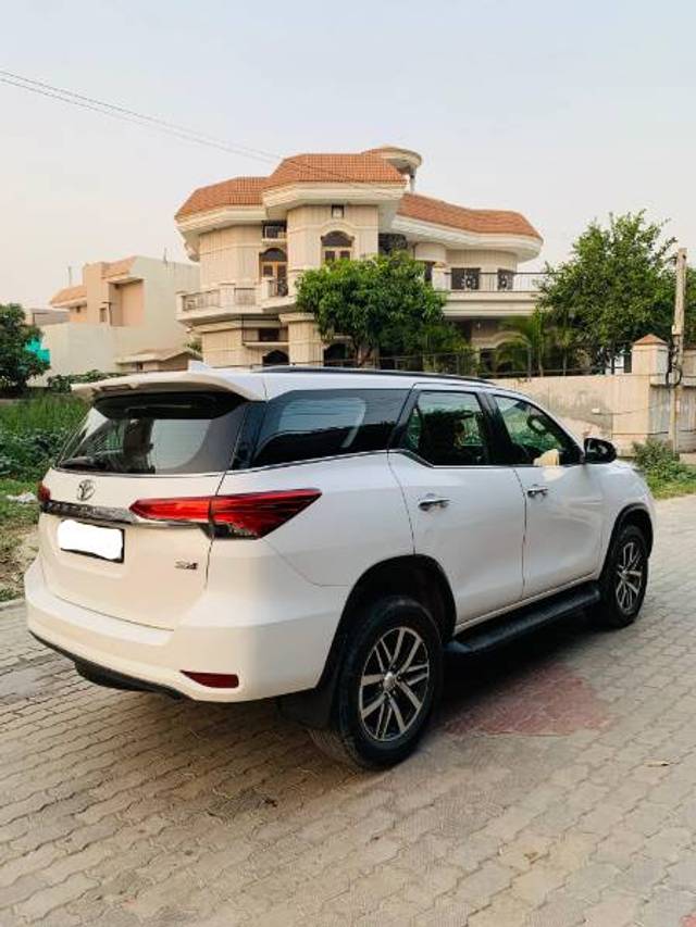 https://images10.gaadi.com/usedgaadi-sellcar/UsedCar/f57bf981a/e6442e91-2746-4541-a189-2ce82260aa39.jpg?imwidth=6402