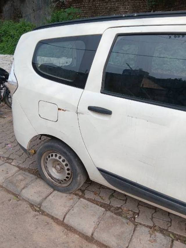 https://images10.gaadi.com/usedgaadi-sellcar/UsedCar/f57d53faa/d5e50c97-46e5-44ea-80f8-bc18de2529ba.jpg?imwidth=6402