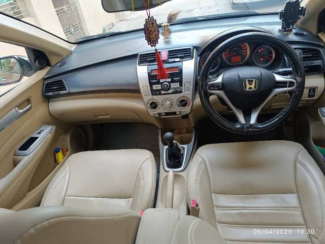 https://images10.gaadi.com/usedgaadi-sellcar/UsedCar/f57e2015a/7516ddc6-ca89-46d4-86a3-1999b18d39d3.jpg?imwidth=6402