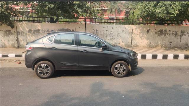https://images10.gaadi.com/usedgaadi-sellcar/UsedCar/f57f28d1a/cba69752-9c2a-457c-a65d-ae54a6a45090.jpg?imwidth=6401