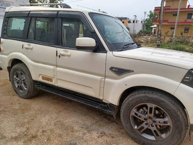 https://images10.gaadi.com/usedgaadi-sellcar/UsedCar/f57f3b0da/731c2acf-cdcb-4025-8ed6-a400255459a8.jpg?imwidth=6400
