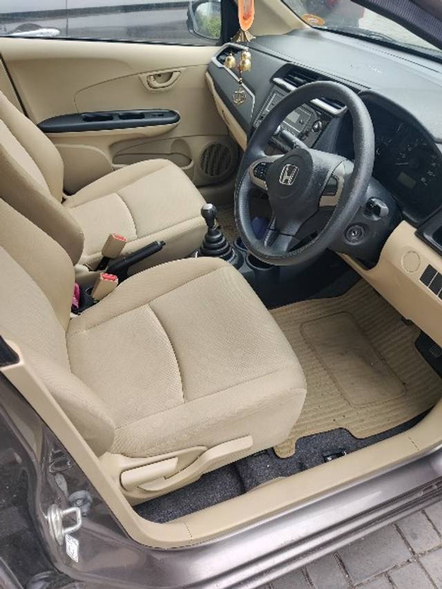 https://images10.gaadi.com/usedgaadi-sellcar/UsedCar/f57f7ba0a/279f6a04-b65a-4893-847b-15d91e60d834.jpeg?imwidth=6401