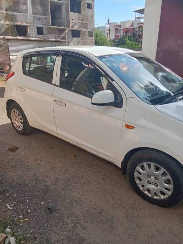https://images10.gaadi.com/usedgaadi-sellcar/UsedCar/f580b7f3a/9b9f9928-a967-43b3-b187-4f381588b903.jpg?imwidth=6402