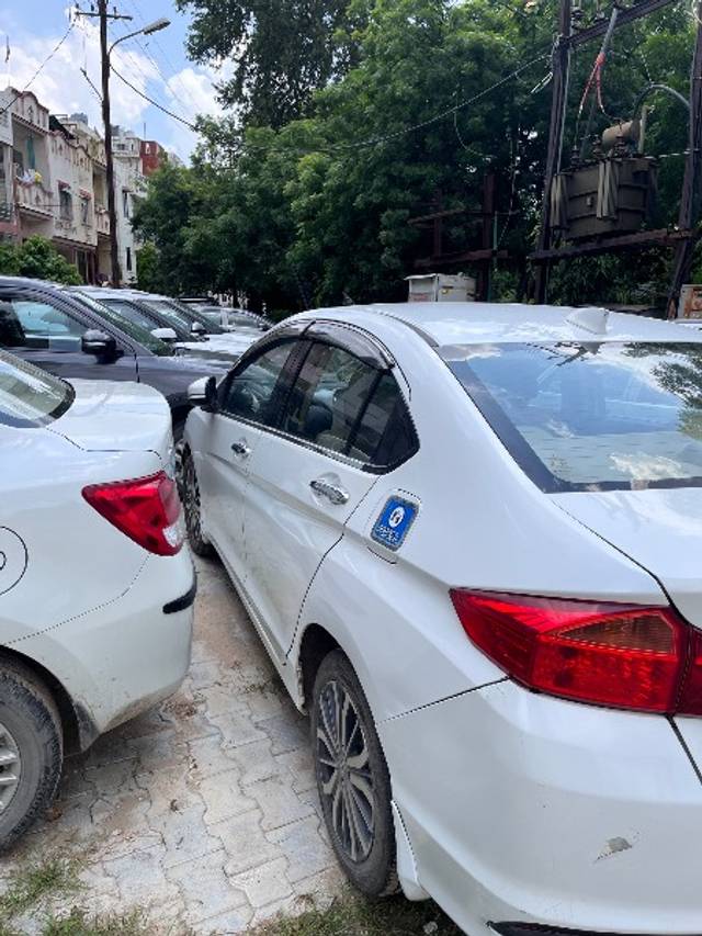 https://images10.gaadi.com/usedgaadi-sellcar/UsedCar/f581bad2a/930b1251-e4cc-40c5-b8da-5ff53f5986e2.jpeg?imwidth=6402