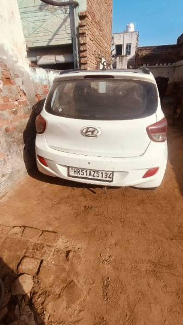 https://images10.gaadi.com/usedgaadi-sellcar/UsedCar/f582105ea/8154d949-913d-415d-83ca-d2403c23ef89.jpg?imwidth=6400