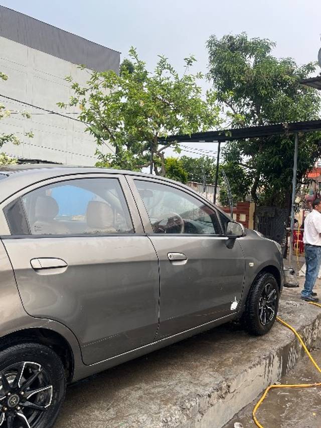 https://images10.gaadi.com/usedgaadi-sellcar/UsedCar/f58309d5a/f50d03a5-401f-4db6-8e6a-613670afadbb.jpeg?imwidth=6402