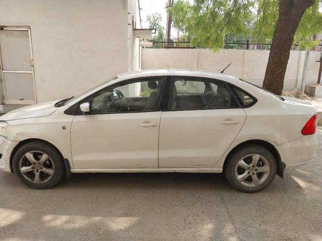 https://images10.gaadi.com/usedgaadi-sellcar/UsedCar/f5834469a/2118bdd7-f604-4798-85e0-5d07c5fb6a41.jpg?imwidth=6402