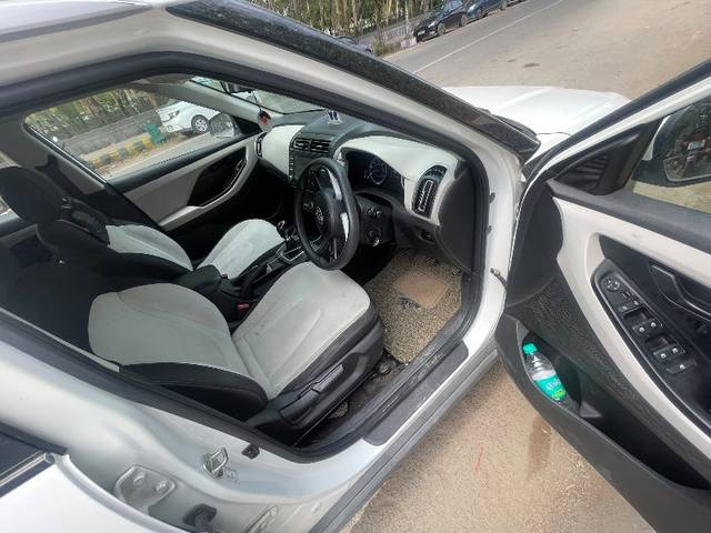 https://images10.gaadi.com/usedgaadi-sellcar/UsedCar/f583f51ea/e40afcc3-4f96-42f6-9386-2f7f34798e02.jpeg?imwidth=6400