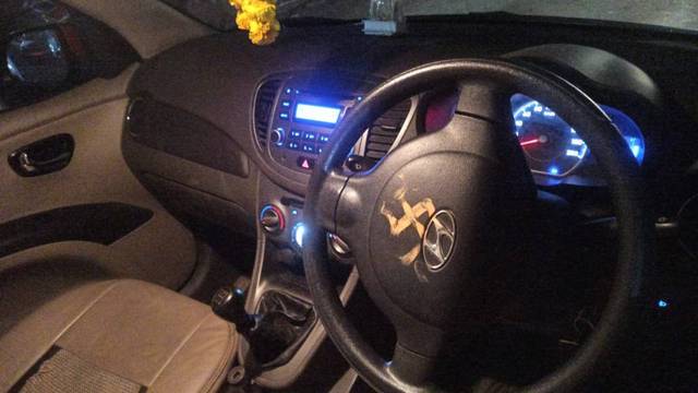https://images10.gaadi.com/usedgaadi-sellcar/UsedCar/f5852a54a/8a9a1370-6fe4-4314-8e82-96e5f7a9414b.jpg?imwidth=6402