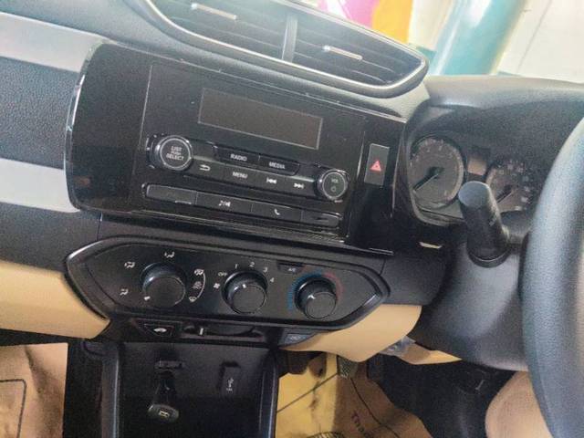 https://images10.gaadi.com/usedgaadi-sellcar/UsedCar/f5866de0a/d6842201-a944-4257-b6f8-9fc5d7ebb3ba.jpg?imwidth=6402