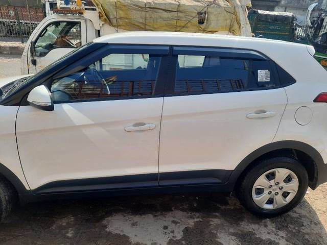https://images10.gaadi.com/usedgaadi-sellcar/UsedCar/f5876bd8a/9c83e787-993b-4fbb-a08a-a420bcc7d495.jpg?imwidth=6401
