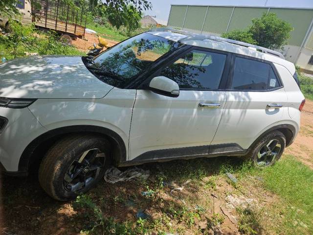 https://images10.gaadi.com/usedgaadi-sellcar/UsedCar/f587b37fa/bbb09f3d-67c7-4cd4-90a1-a1f3814b2276.jpg?imwidth=6400