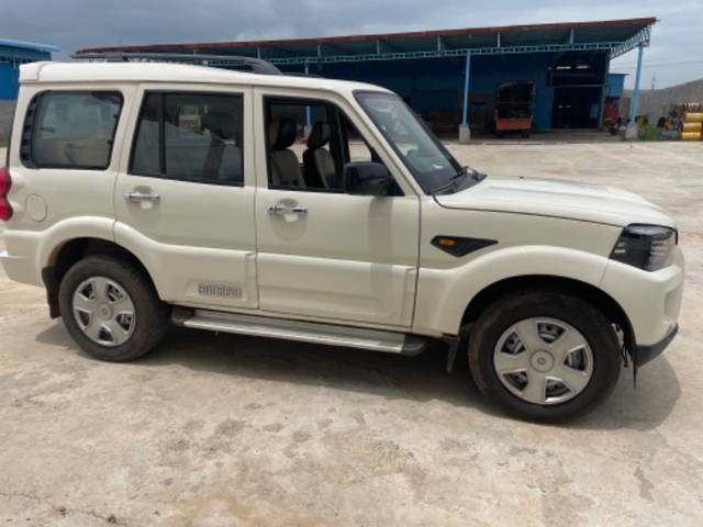 https://images10.gaadi.com/usedgaadi-sellcar/UsedCar/f589e576a/af7173c3-e5a6-4b0b-aca4-27b037a50597.jpeg?imwidth=6400