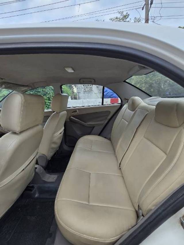 https://images10.gaadi.com/usedgaadi-sellcar/UsedCar/f58a657ca/7b8f7860-c29b-4302-967c-ef31b3a4d7dc.jpg?imwidth=6401