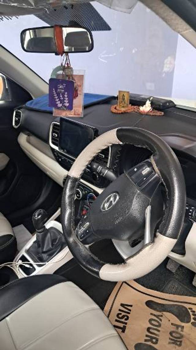 https://images10.gaadi.com/usedgaadi-sellcar/UsedCar/f58a96fea/fac95d08-9f0e-4391-8b46-dbf6fc6b470b.jpg?imwidth=6402