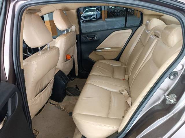https://images10.gaadi.com/usedgaadi-sellcar/UsedCar/f58ae625a/735e6ef9-33af-4714-9c5f-51156f153ddc.jpg?imwidth=6402