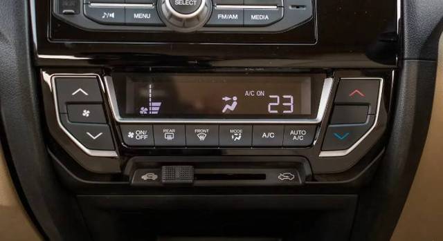https://images10.gaadi.com/usedgaadi-sellcar/UsedCar/f58ea4cca/ff715682-2bcd-4bc1-8d19-c8860731d984.jpg?imwidth=6402