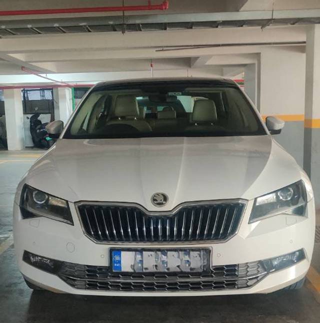https://images10.gaadi.com/usedgaadi-sellcar/UsedCar/f58ecebba/a54e29dd-a68d-43c1-988d-29bb96b7d72c.jpg?imwidth=6400