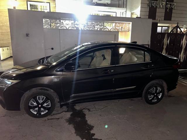 https://images10.gaadi.com/usedgaadi-sellcar/UsedCar/f590e5c9a/dfdeb360-5816-4f2c-aca7-cb86c5ae70d3.jpeg?imwidth=6400
