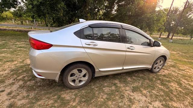 https://images10.gaadi.com/usedgaadi-sellcar/UsedCar/f591cfa2a/80b41c87-b5e4-459d-800c-211d25a0a65f.jpeg?imwidth=6401