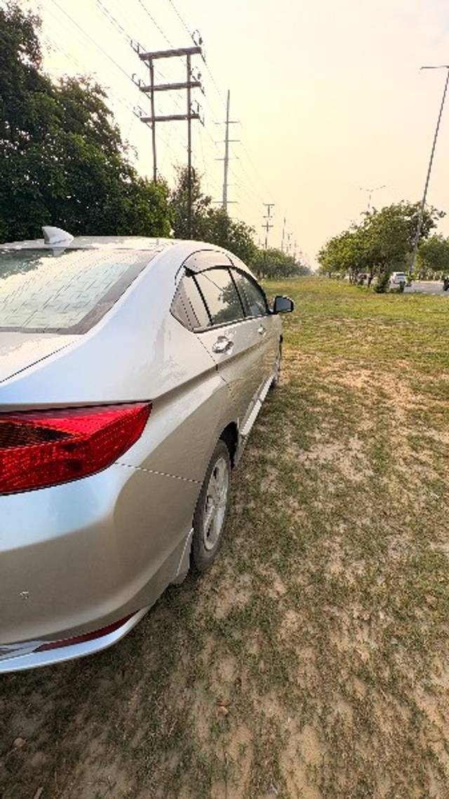 https://images10.gaadi.com/usedgaadi-sellcar/UsedCar/f591cfa2a/8b163b73-b194-4e16-a976-75d3ee786521.jpeg?imwidth=6400