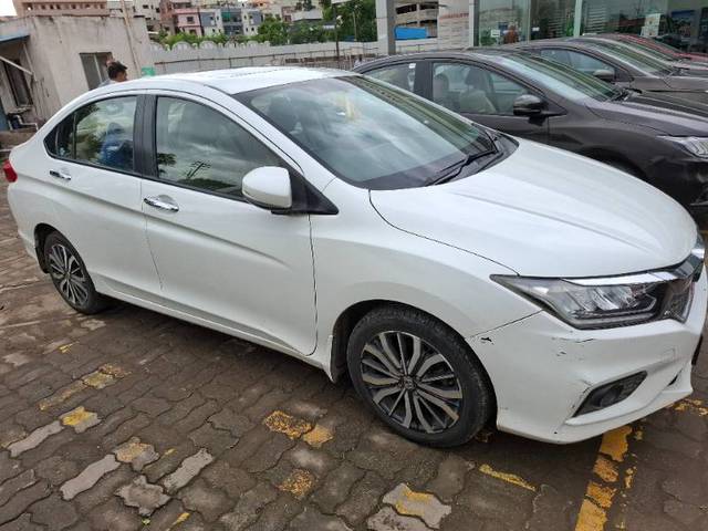 https://images10.gaadi.com/usedgaadi-sellcar/UsedCar/f5926df2a/65f6ed07-de9f-4446-adfd-a8ebaa4147cd.jpg?imwidth=6400