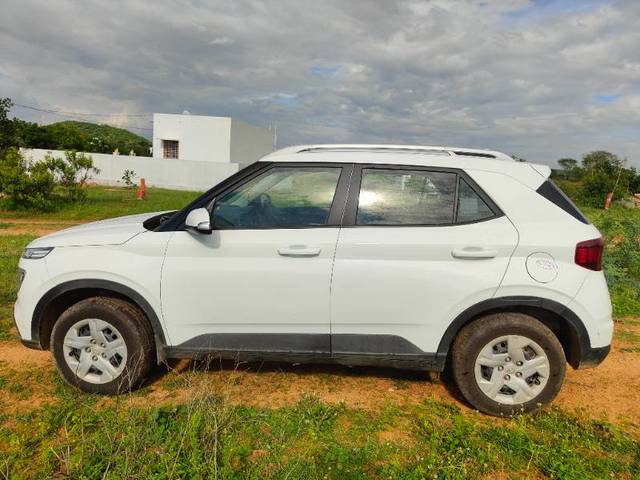 https://images10.gaadi.com/usedgaadi-sellcar/UsedCar/f594cce9a/646a5117-d2e0-4d0a-ab5c-506e5b78c9da.jpg?imwidth=6402