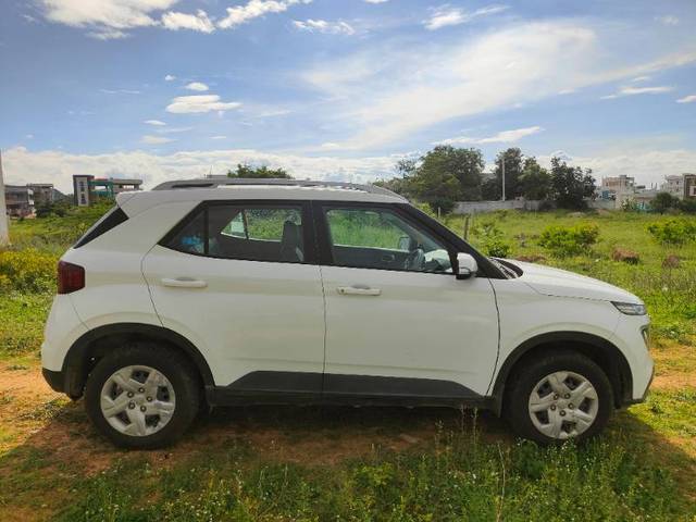 https://images10.gaadi.com/usedgaadi-sellcar/UsedCar/f594cce9a/7a85ddeb-8c8b-46c0-9dc8-9448f6cfede9.jpg?imwidth=6400