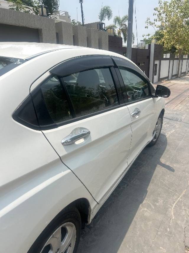 https://images10.gaadi.com/usedgaadi-sellcar/UsedCar/f595222ea/d7772abf-96ac-4636-8fb5-62c04d8f1301.jpg?imwidth=6401