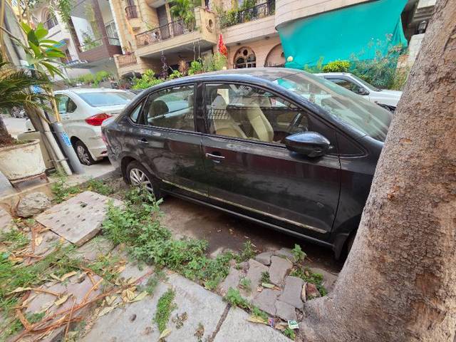 https://images10.gaadi.com/usedgaadi-sellcar/UsedCar/f5953e47a/84dbe8ea-6008-4541-b9d4-2addcf15a695.jpg?imwidth=6401