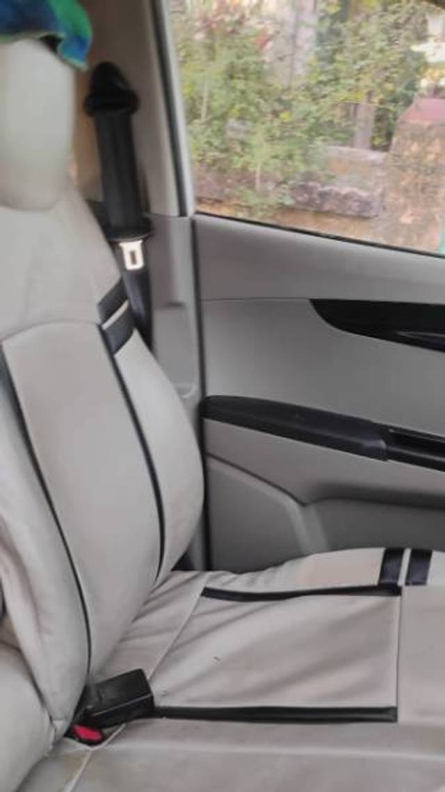 https://images10.gaadi.com/usedgaadi-sellcar/UsedCar/f5996678a/0093bd10-b23b-412a-9dff-73c0b148f409.jpg?imwidth=6402