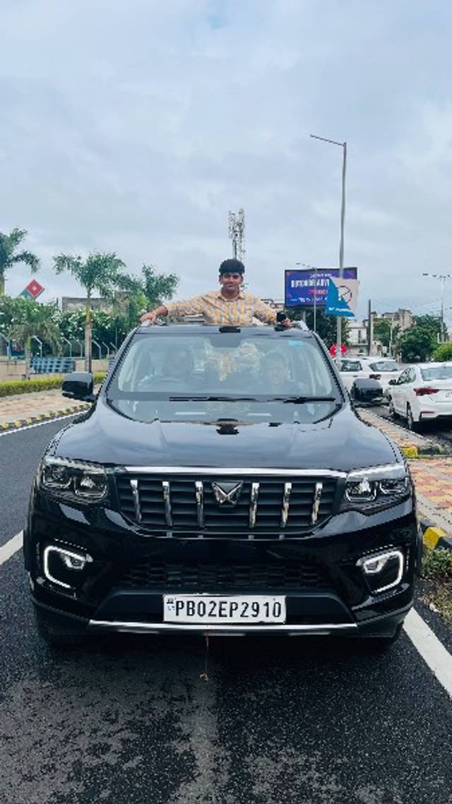 https://images10.gaadi.com/usedgaadi-sellcar/UsedCar/f59c15bfa/32f7baa3-191b-4ad1-acc2-3788152cff8c.jpeg?imwidth=6400