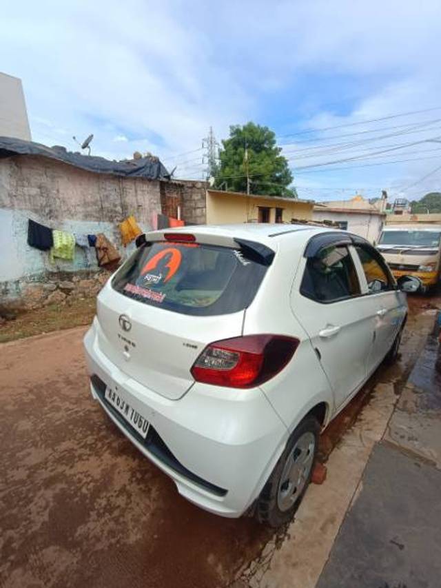 https://images10.gaadi.com/usedgaadi-sellcar/UsedCar/f59d1c8aa/edf23d1e-a3b1-4f31-ba75-7b97387993b9.jpg?imwidth=6402