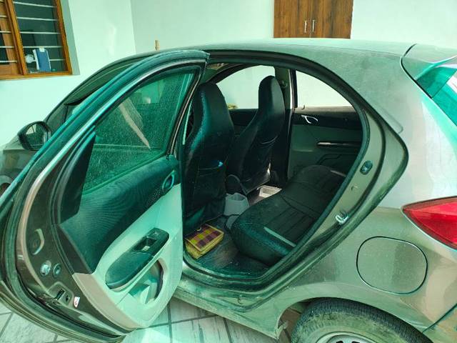 https://images10.gaadi.com/usedgaadi-sellcar/UsedCar/f59dff48a/ddd2b4ba-1053-40d8-a207-6e7dbafab6f8.jpg?imwidth=6402
