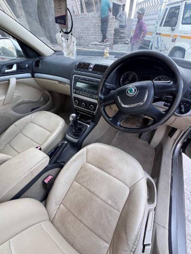 https://images10.gaadi.com/usedgaadi-sellcar/UsedCar/f59e3e73a/22915974-2518-4b6a-86c9-50987c60da01.jpg?imwidth=6402