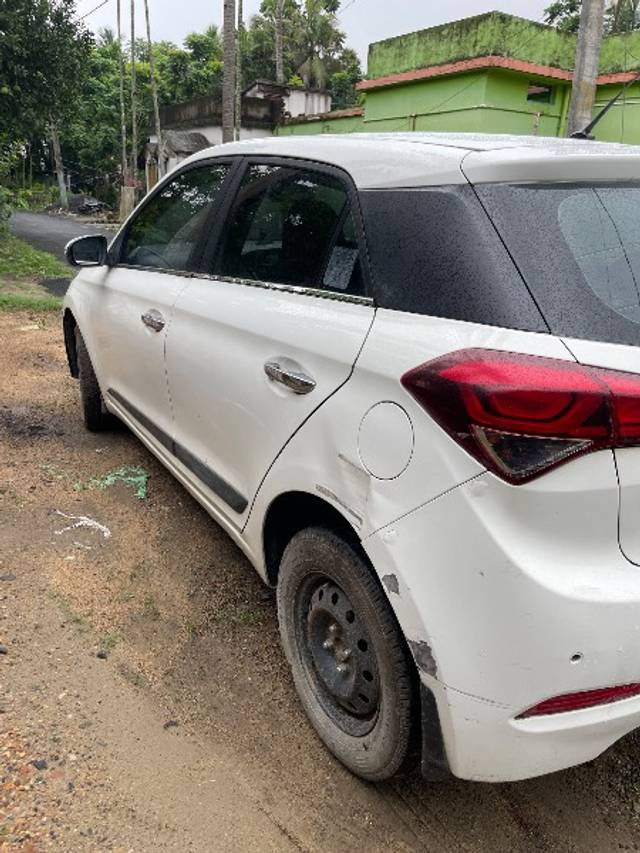 https://images10.gaadi.com/usedgaadi-sellcar/UsedCar/f59f5b67a/3d19e273-d2b6-4c73-866b-e7179fcd9316.jpeg?imwidth=6402