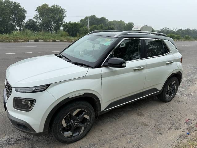 https://images10.gaadi.com/usedgaadi-sellcar/UsedCar/f5a1280ca/2063e9ce-efb9-45f2-ae7a-64cf2c386e04.jpeg?imwidth=6400