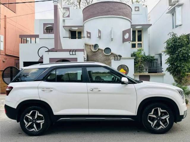 https://images10.gaadi.com/usedgaadi-sellcar/UsedCar/f5a1f303a/ae1553da-8d73-4e7d-8ecb-df06caed4dec.jpg?imwidth=6401