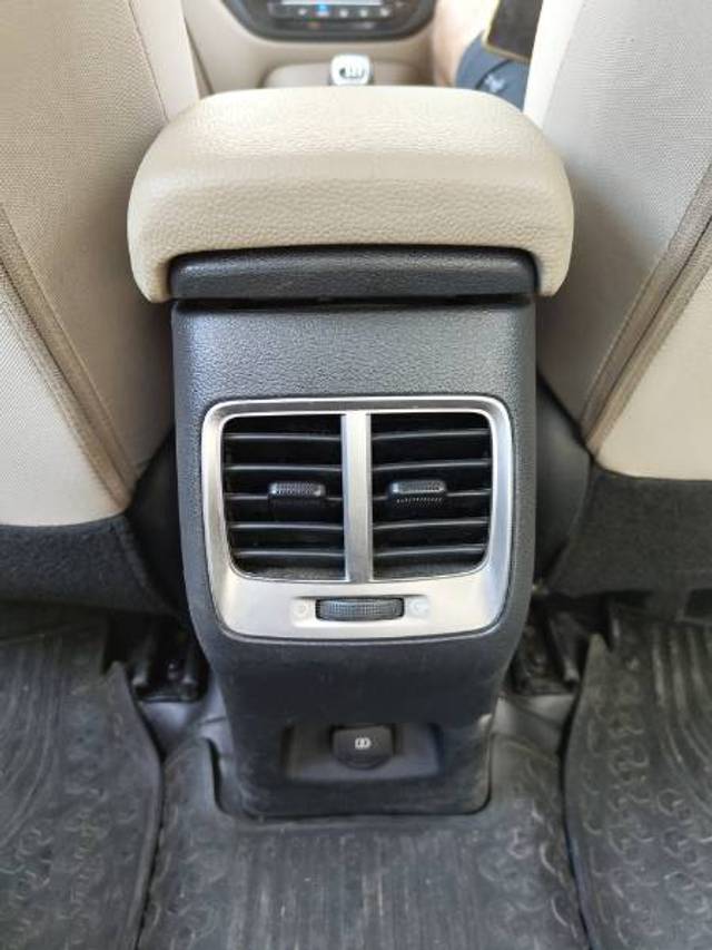 https://images10.gaadi.com/usedgaadi-sellcar/UsedCar/f5a24072a/b463d396-ad62-4f8c-ae87-cc8cc5462a0a.jpg?imwidth=6401