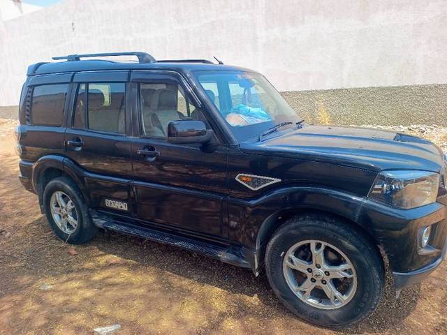 https://images10.gaadi.com/usedgaadi-sellcar/UsedCar/f5a2e7b5a/95945bf6-9fbe-4476-96cf-05af255568ce.jpg?imwidth=6401