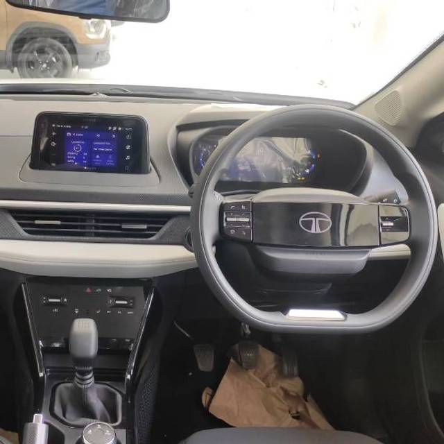 https://images10.gaadi.com/usedgaadi-sellcar/UsedCar/f5a2fdada/a708bd22-80b6-4d54-893a-25e9c138fdaa.jpg?imwidth=6400