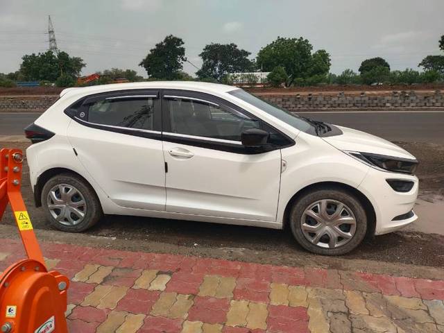 https://images10.gaadi.com/usedgaadi-sellcar/UsedCar/f5a34881a/4e6bd7ad-91db-4122-85dd-f41bb0b7bf48.jpg?imwidth=6401