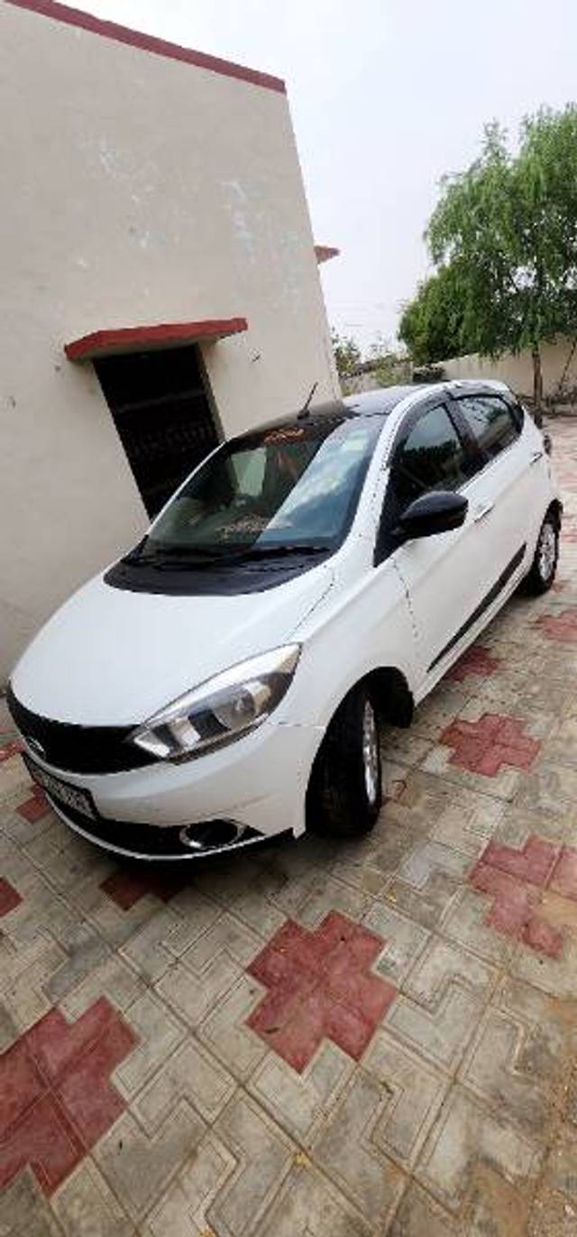 https://images10.gaadi.com/usedgaadi-sellcar/UsedCar/f5a578ffa/273c376e-2363-4d95-98e3-9cadcd4f03a3.jpg?imwidth=6400
