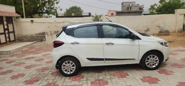 https://images10.gaadi.com/usedgaadi-sellcar/UsedCar/f5a578ffa/eed78bc8-6715-49d1-a3a6-5ed5e144fd9e.jpg?imwidth=6401