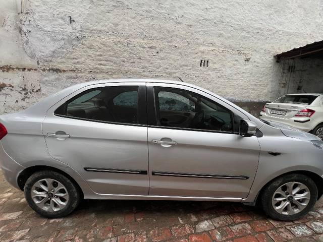 https://images10.gaadi.com/usedgaadi-sellcar/UsedCar/f5a5bdfaa/5e253912-853e-4414-945b-e1525bb49abf.jpeg?imwidth=6401