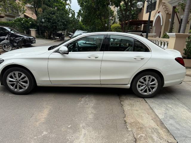 https://images10.gaadi.com/usedgaadi-sellcar/UsedCar/f5a7445aa/d5867fef-5125-4882-803b-97c21125f354.jpeg?imwidth=6402