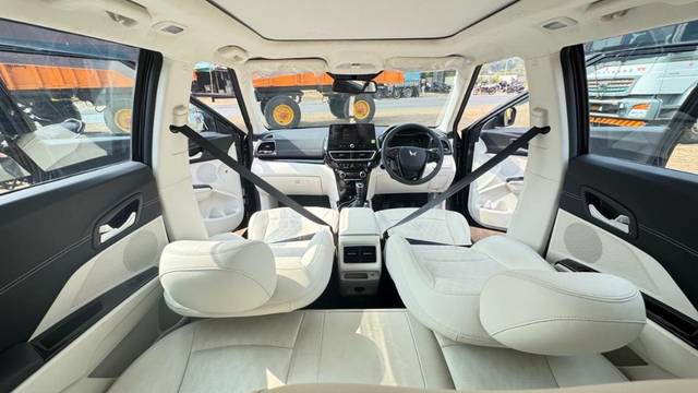 https://images10.gaadi.com/usedgaadi-sellcar/UsedCar/f5a786caa/171489a9-179e-4eb9-8812-30f115cbb952.jpeg?imwidth=6402