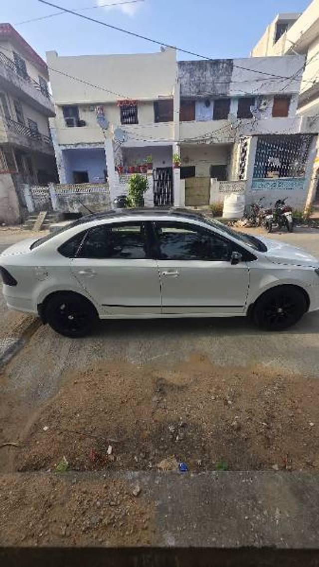 https://images10.gaadi.com/usedgaadi-sellcar/UsedCar/f5a8a804a/4bb5b2e1-0904-4b5f-a11a-769c7b0d08db.jpg?imwidth=6401