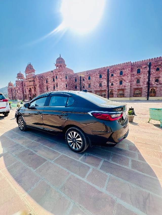 https://images10.gaadi.com/usedgaadi-sellcar/UsedCar/f5a8e878a/52d6ed83-a8a3-410b-a437-f192cb410724.jpeg?imwidth=6401