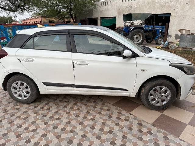 https://images10.gaadi.com/usedgaadi-sellcar/UsedCar/f5a90d1da/8f5b02cd-026d-484b-968f-37ee7d26d2a0.jpeg?imwidth=6401
